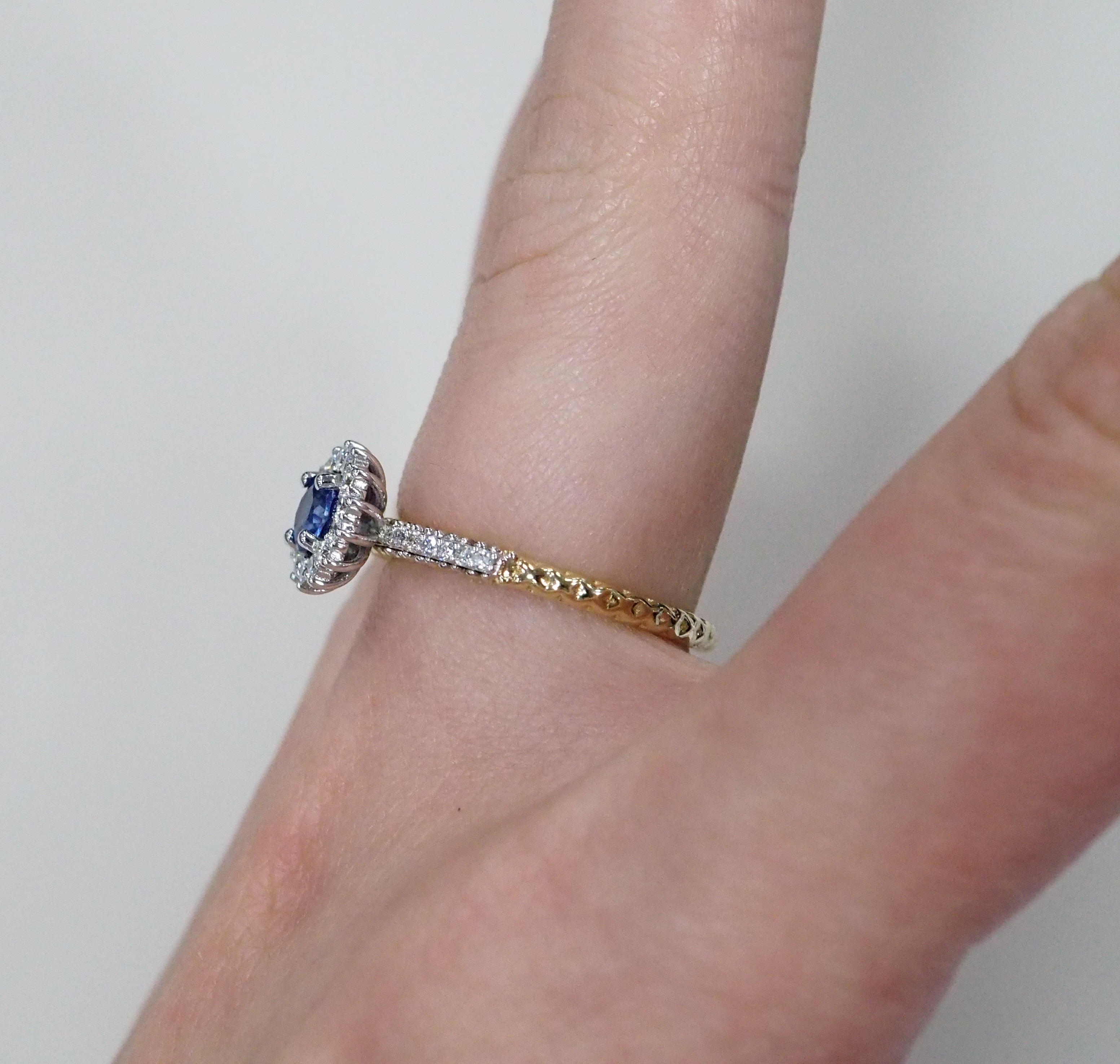 Кольцо из комбинированного золота с сапфиром